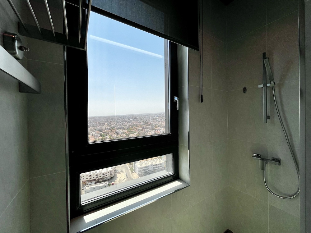128 LIM - 2001 Stay Only Tower Suite
