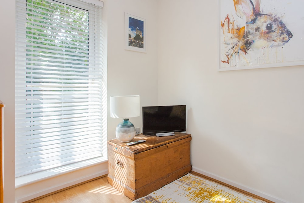 1 Bed with Balcony by Broadway Market & Columbia Road