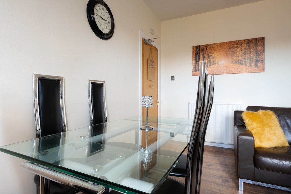 Novelty Suites - Roslin Street