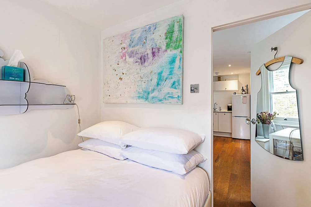 Parsons Green Modern One Bedroom Flat view 4