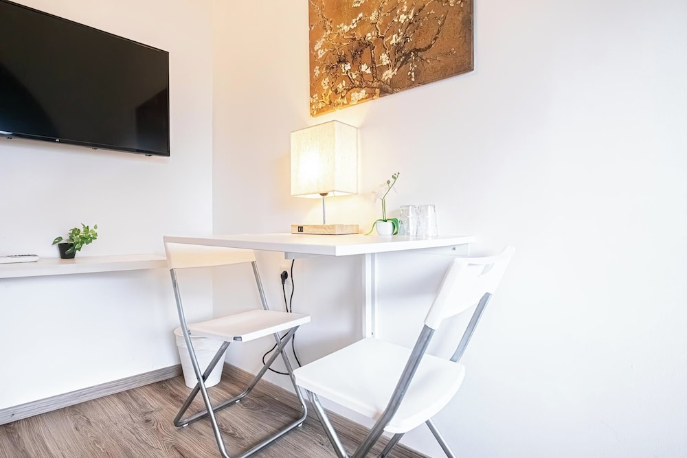 Stunning 12BR Floor For 24 People