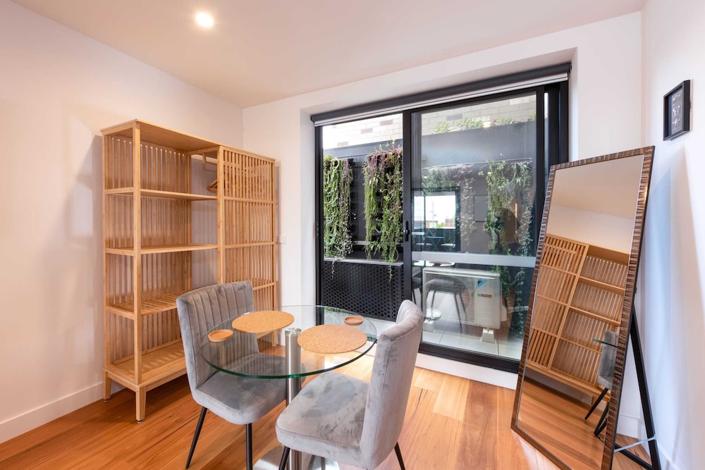 Modern 1 Bedroom Apartment in Brunswick East Near CBD