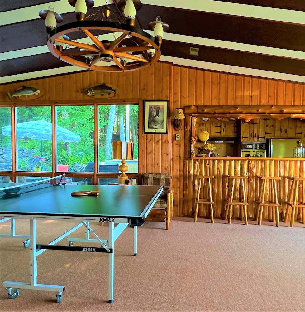 Retro Spacious Cottage - Somewhere in Time
