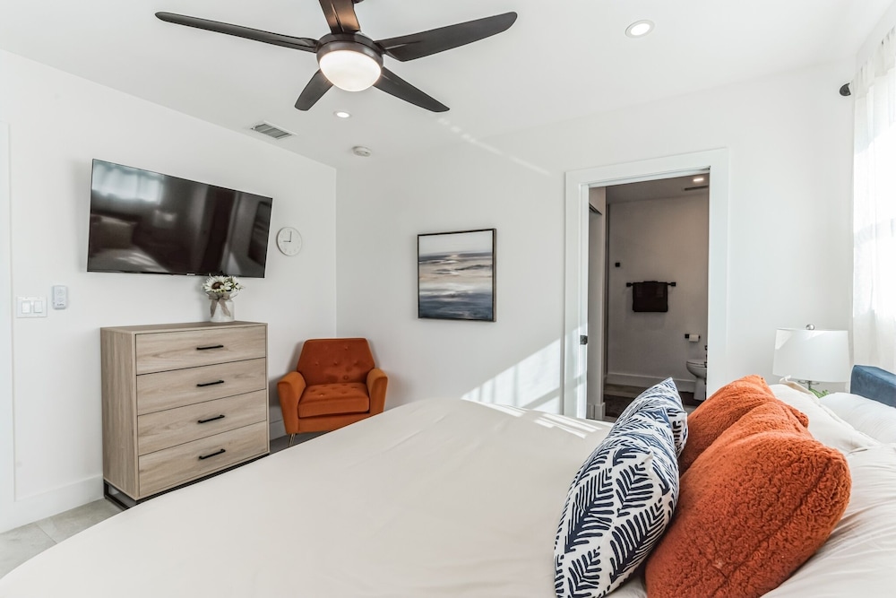 Casa Cervo - Stunning Home In Great Location, Walkable To Restaurants, Shopping, And The Beach! 4 Bedroom Home by Redawning view 5