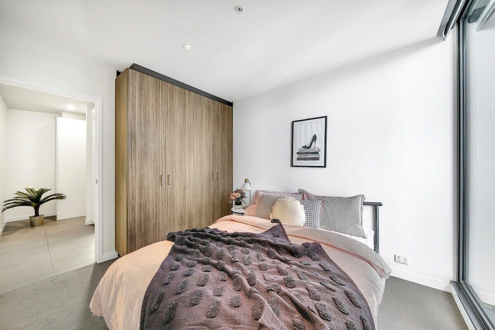 Comfy 2BR Apt Near Southern Cross With City Views