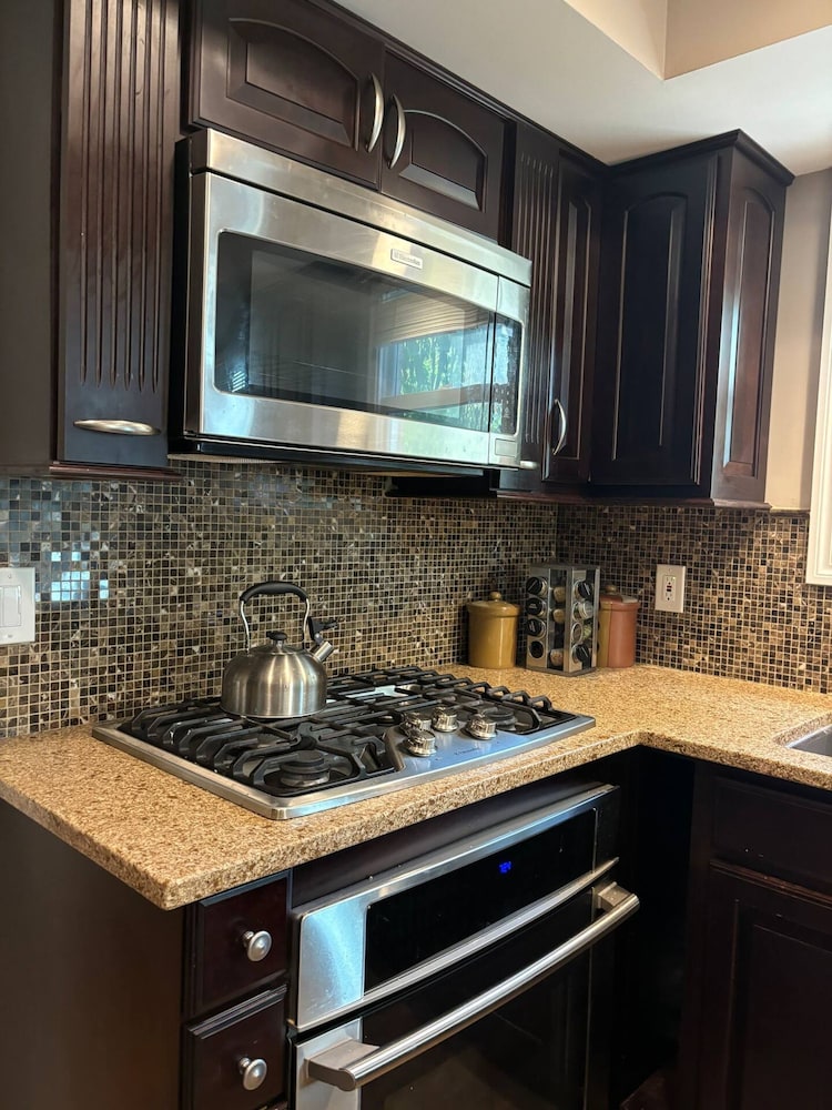 Luxury Modern Stay - 2000 Sqft