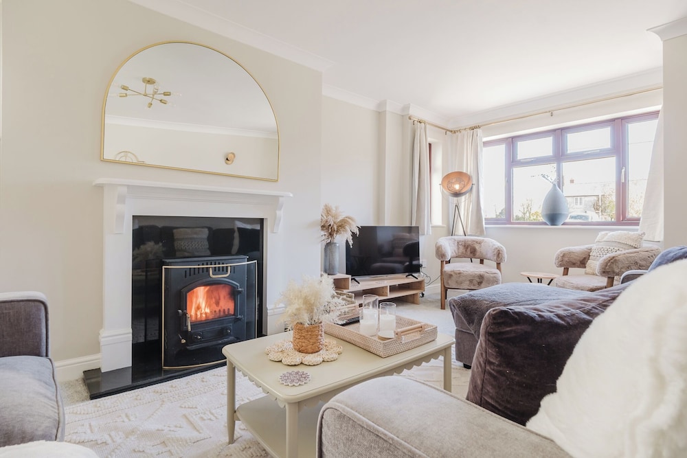Beautiful 4 BD Home near Woodstock