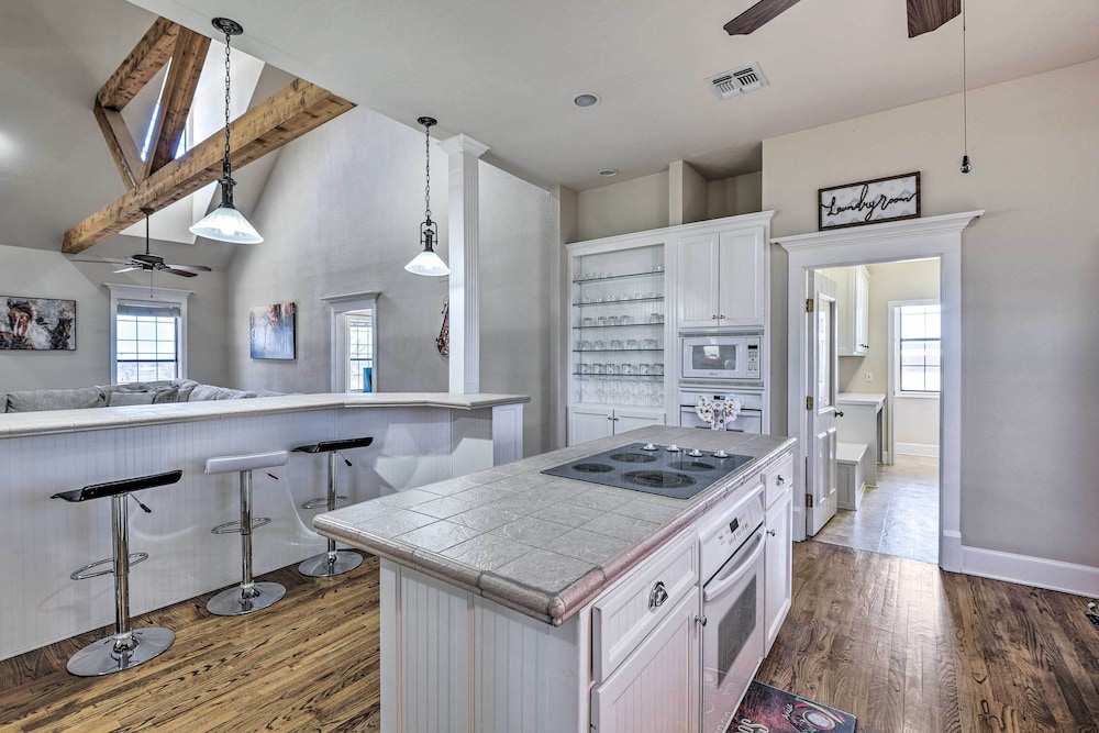 8 Mi to White Rock Lake: Spacious Krum Home