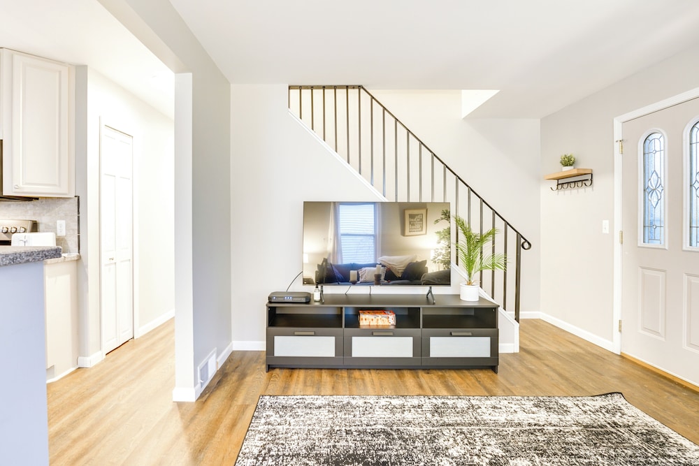Wfh-friendly Home in Dearborn: Dogs Welcome! view 3