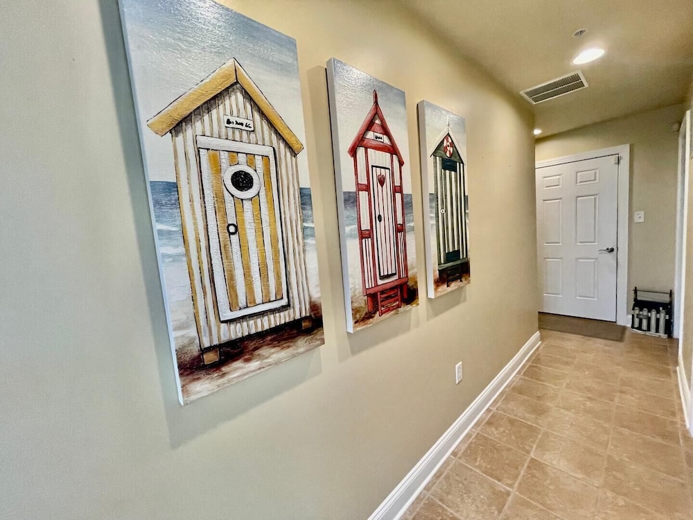 Blacstone Avenue 38285