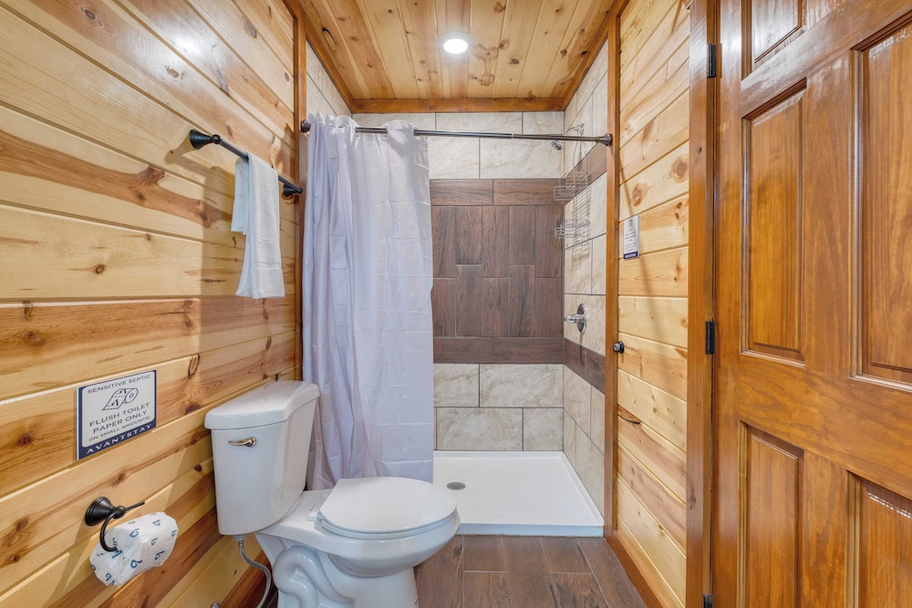 Dolly's Lodge by Avantstay Sleeps 28 - Luxe Smokies Cabin Game Room, Hot Tub, Views, Near Attractions