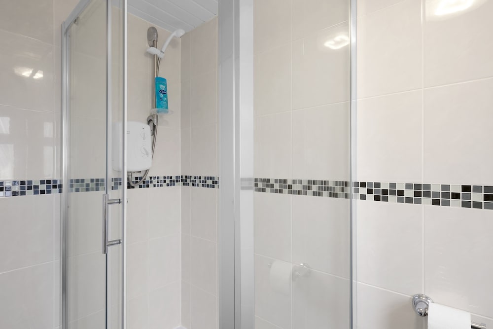 Spacious 5BR 3BA Serviced Hse in Croydon
