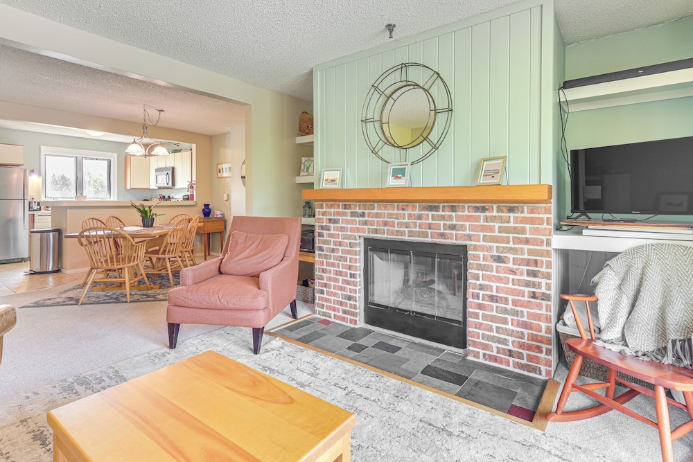 Walk to Bolton Valley Resort: Condo w/ Mtn Views!