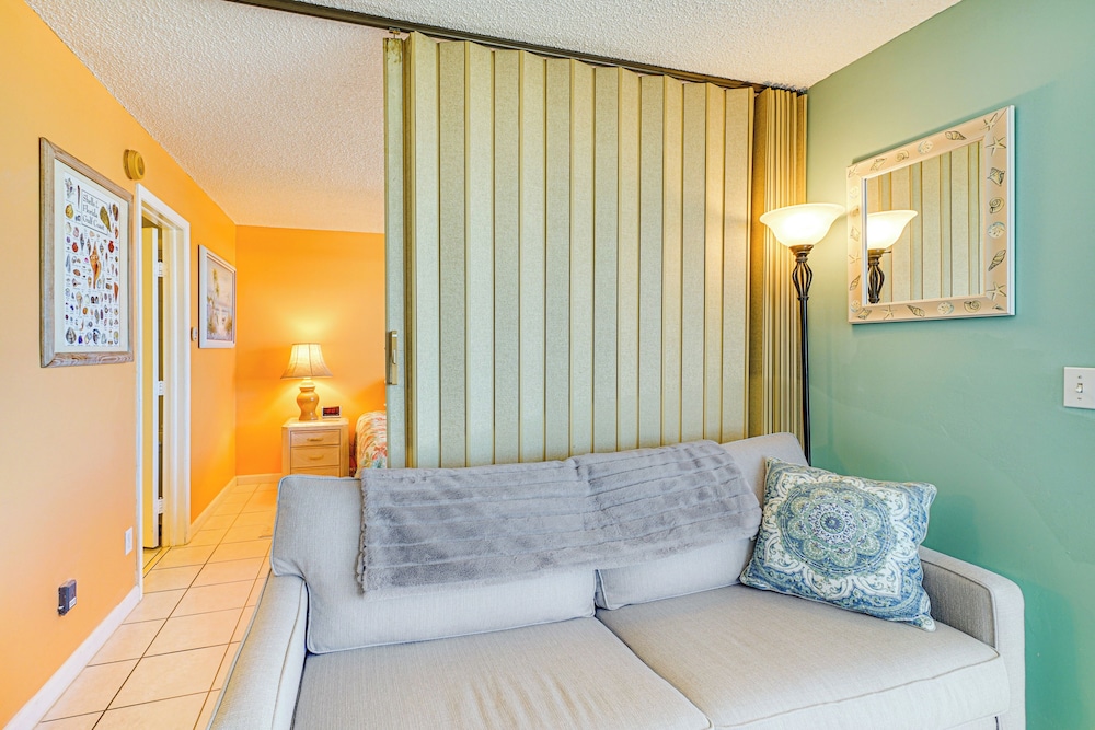 Beachfront Condo w/ Bay View in Fort Myers Beach!