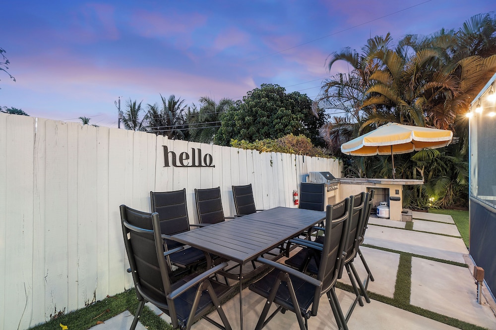 Coastal Retreat Stylish 4 BDR w/ Private Pool! - Image 4