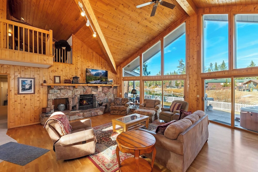 Lakefront Estate with Views and Hot tub