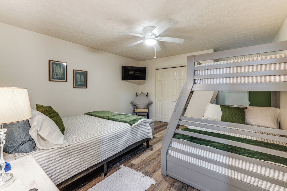 Hiwassee River Gem w/ Huge Decks: Great for Groups