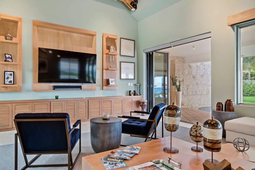 Exquisite Villa w Stunning Ocean Views Gym Golf