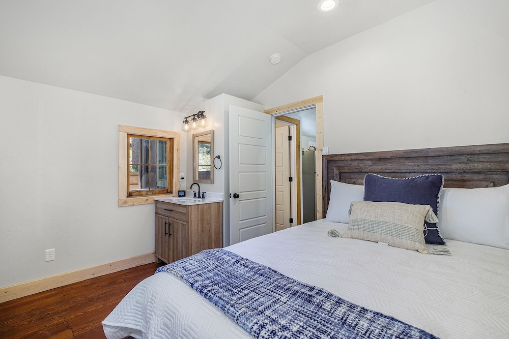 Niwot Cabin - Stay In Rocky Mountain National Park - Estes Park - New Listing - 22-zone3298 2 Bedroom Cabin by RedAwning view 2
