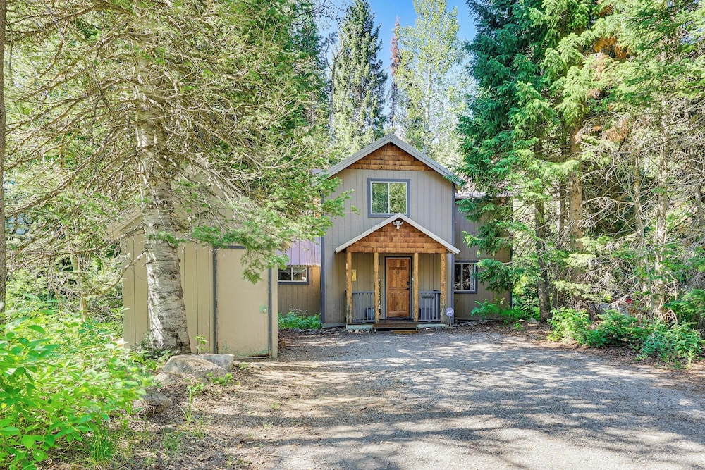 Solitude Mountain Cabin: Creek-side View & Hot Tub view 4