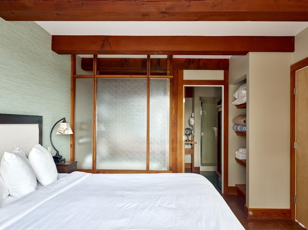 Ocean's Edge - Image 4