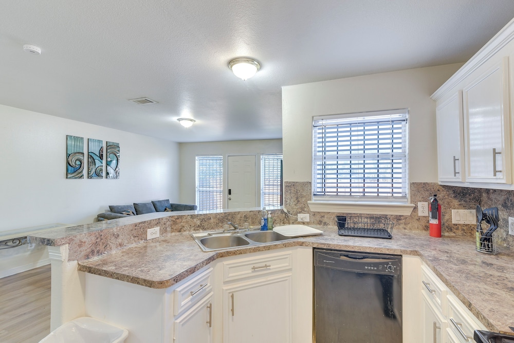 4 Mi to NRG Stadium: Spacious Houston Townhome!
