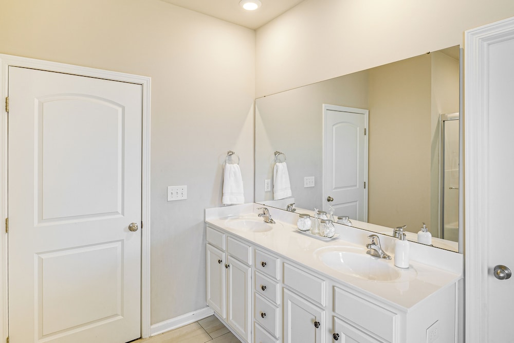 5 Mi to The Square: Athens Home w/ Pool Access!