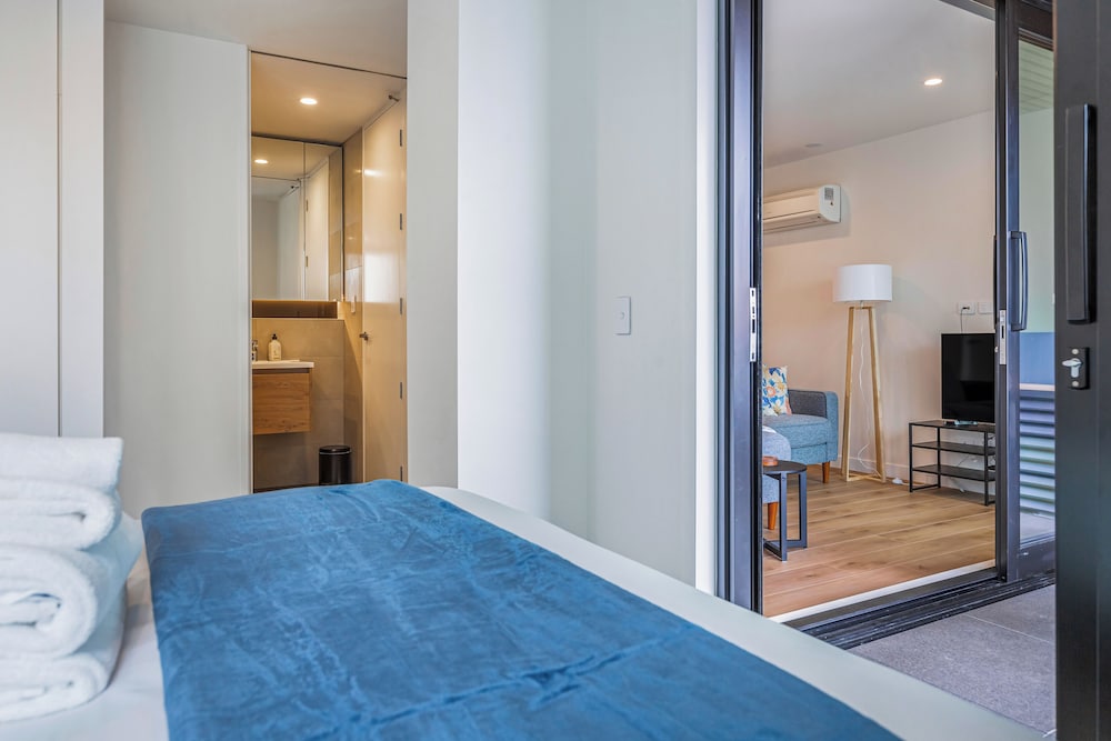 Stylish Apt+Balcony+Full Amenities Zodiak Stays