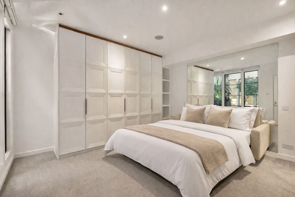 London Mews Home w Glass Atrium Terrace