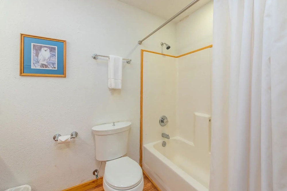 Engadine Inn  Cabins - Property Image 90