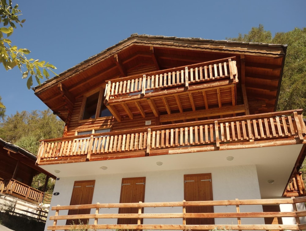 Spacious Chalet With Patio Facing Mountains