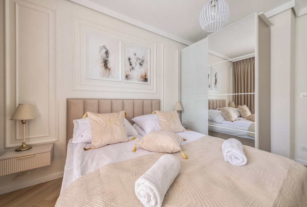 Horizon 170 Deluxe by Grand Apartments