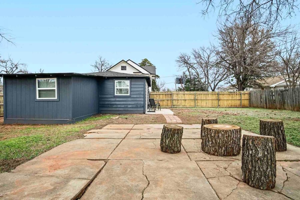 Oklahoma City Vacations - 3-story 6-bedroom 4 Bathrooms 3min-asian Dist - Property Image 24