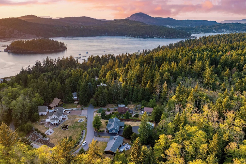 Lodge Trails, Hot Tub, Walk to Cornet Bay