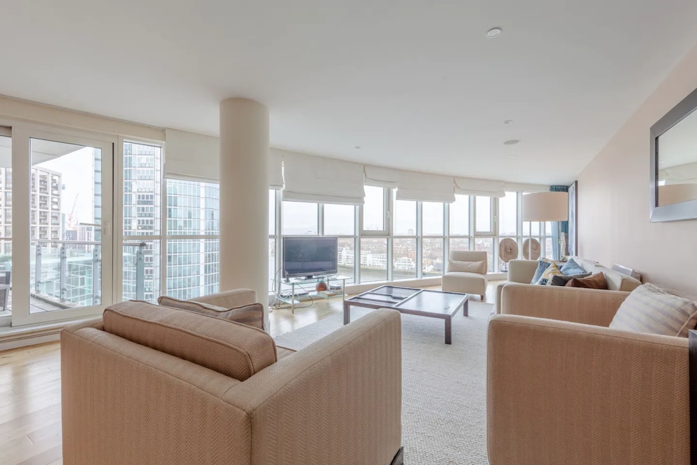Gorgeous 3 Bedroom Flat in Vauxhall With City Views