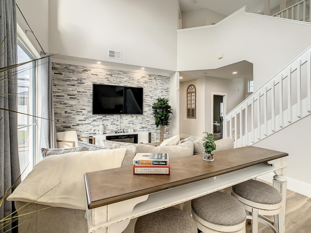 Private Pool Luxury 6BR Estate Home view 3