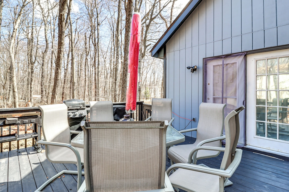 3 Mi to Tobyhanna State Park: Home w/ Serene Deck!