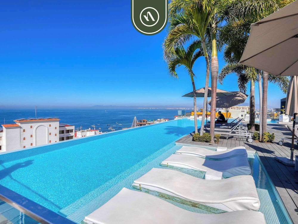Stunning 2 BR Condo in Romantic Zone - Pool