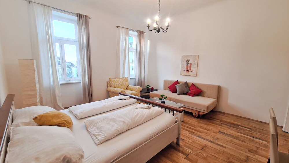 Modern 2BR Apt Long Stays Sleeps 5