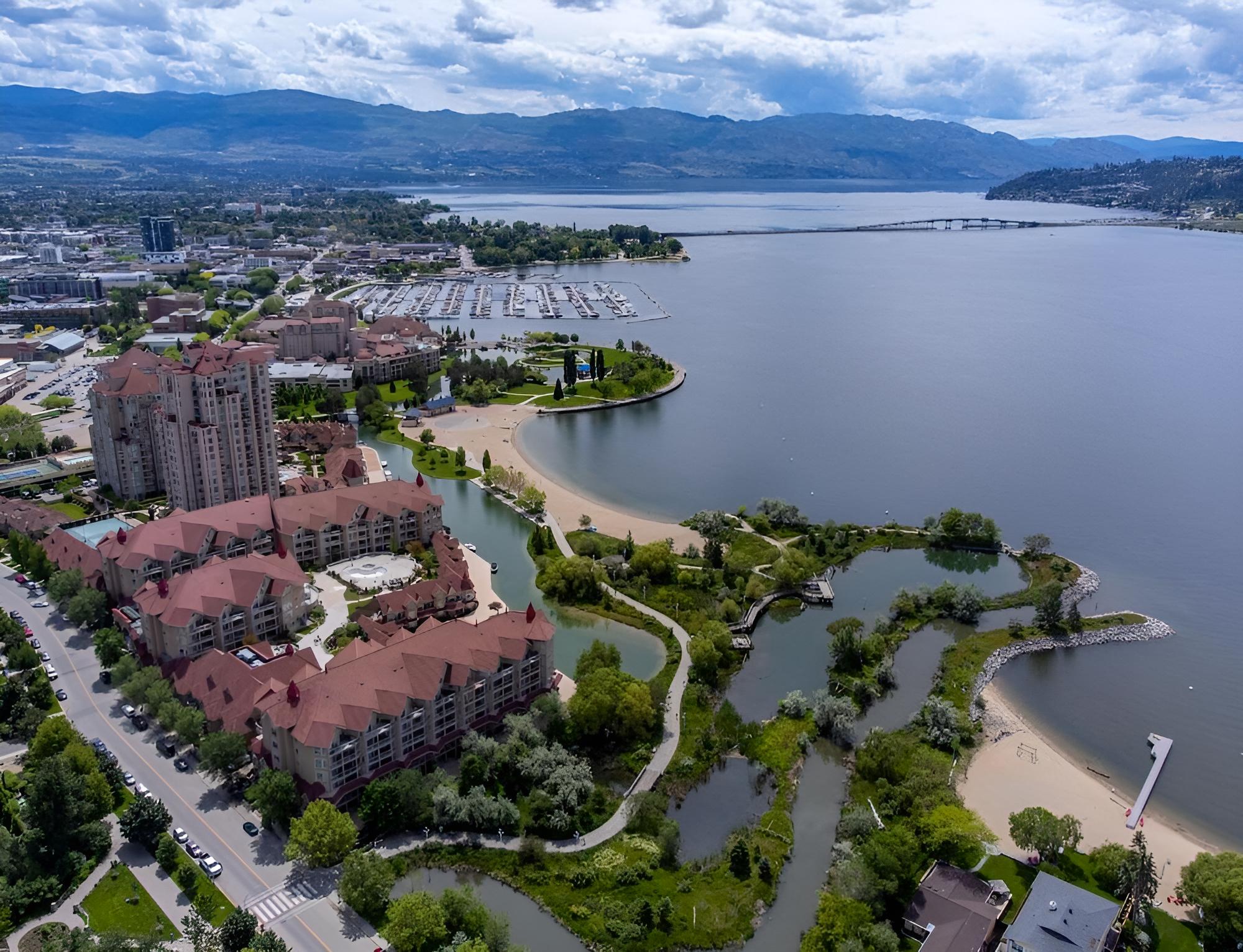 The Lake Life l Waterfront Downtown w Pool Gym