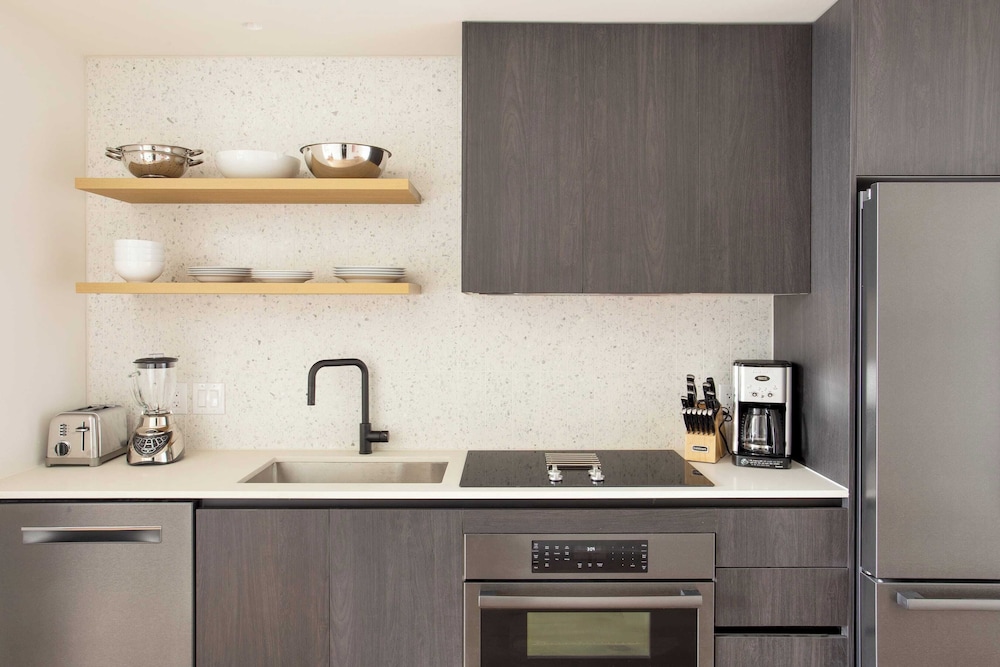 Luxe High Rise Near DT Austin w/ Views Rooftop Pool, Gym, & Luxe Amenities
