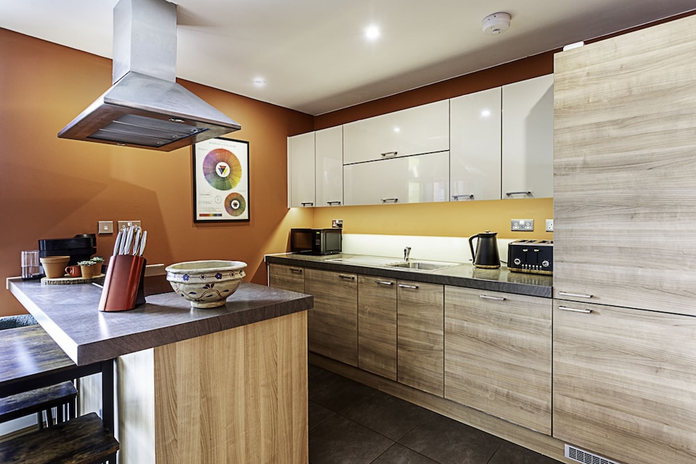 Vibrant and Modern Apartment With Canal Views view 5