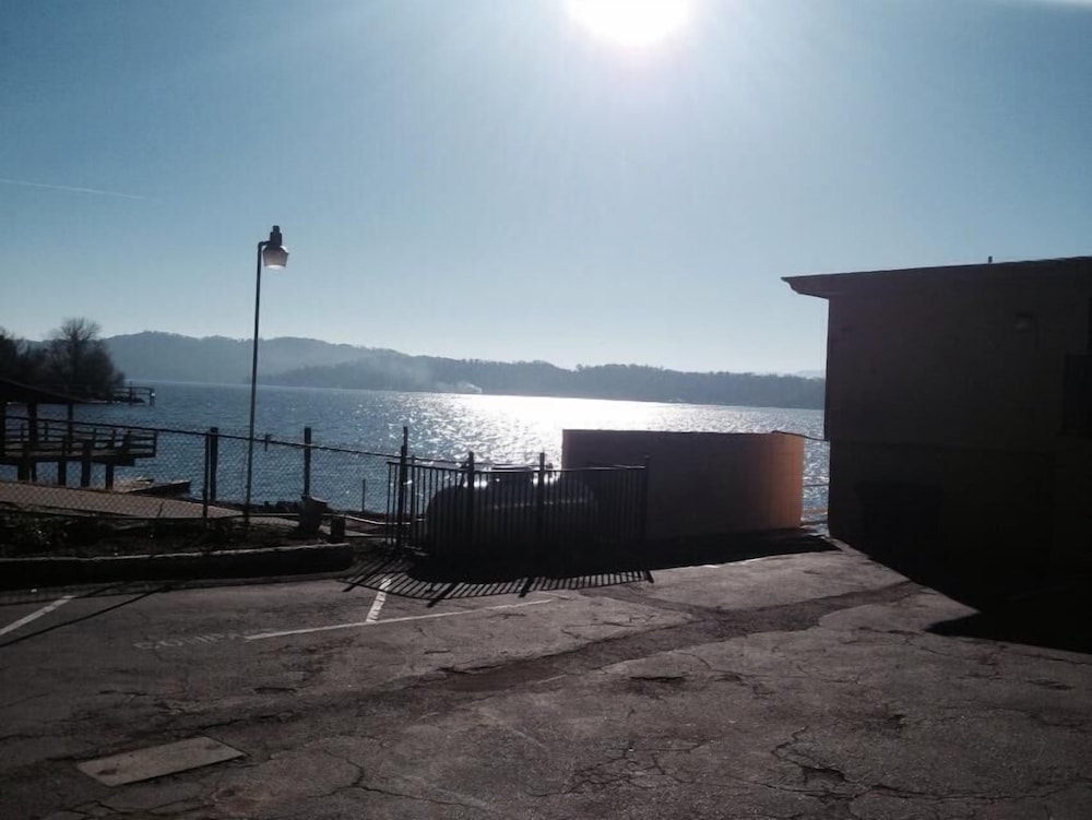 Lake Marina Inn