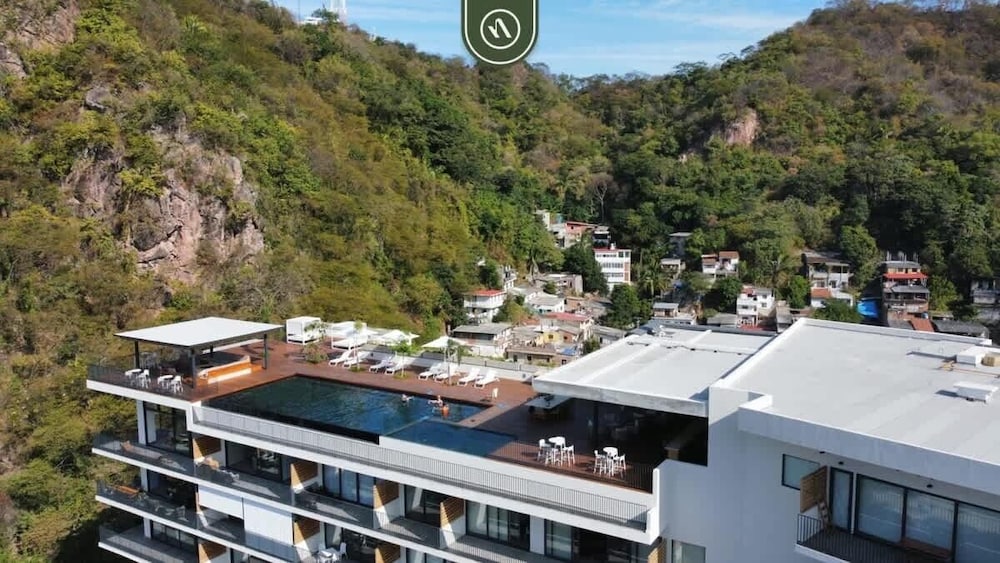 New Studio - King Bed - Pool - Jacuzzi - Gym