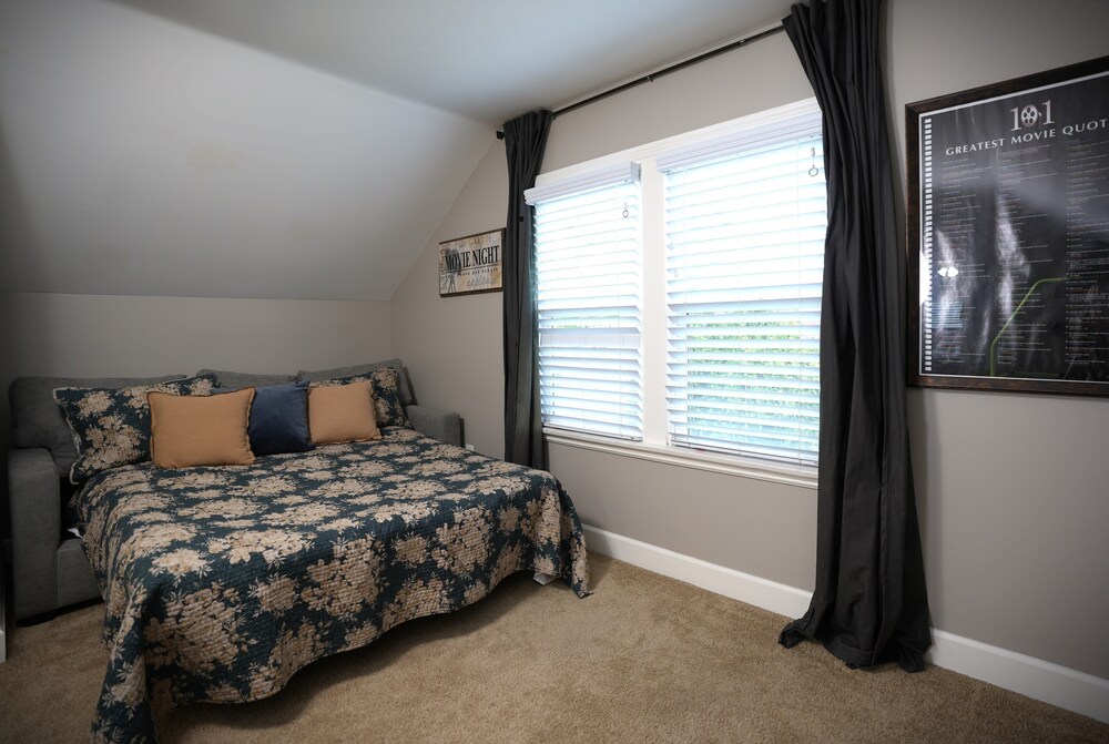 Designer decorated 6 bedroom 4 bath pool home