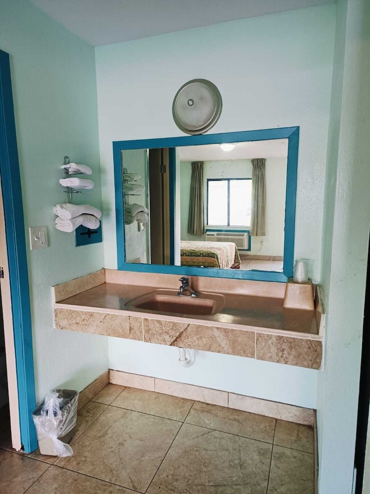 Budget Inn By OYO Edinburg Hwy 281