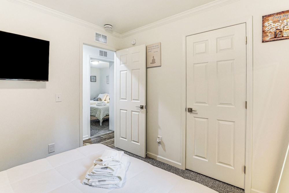 Dog Friendly, Screened Porch: St Stephen Retreat!