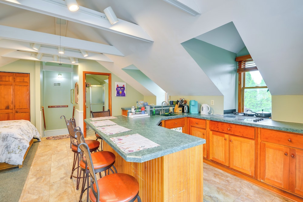 Walk to Marina: Dog-friendly Lake Ontario Studio