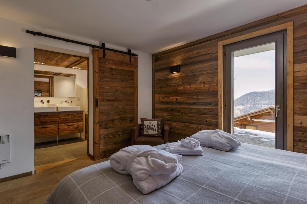 Chalet Capricorne -impeccable Ski in out Chalet With Sauna and Views