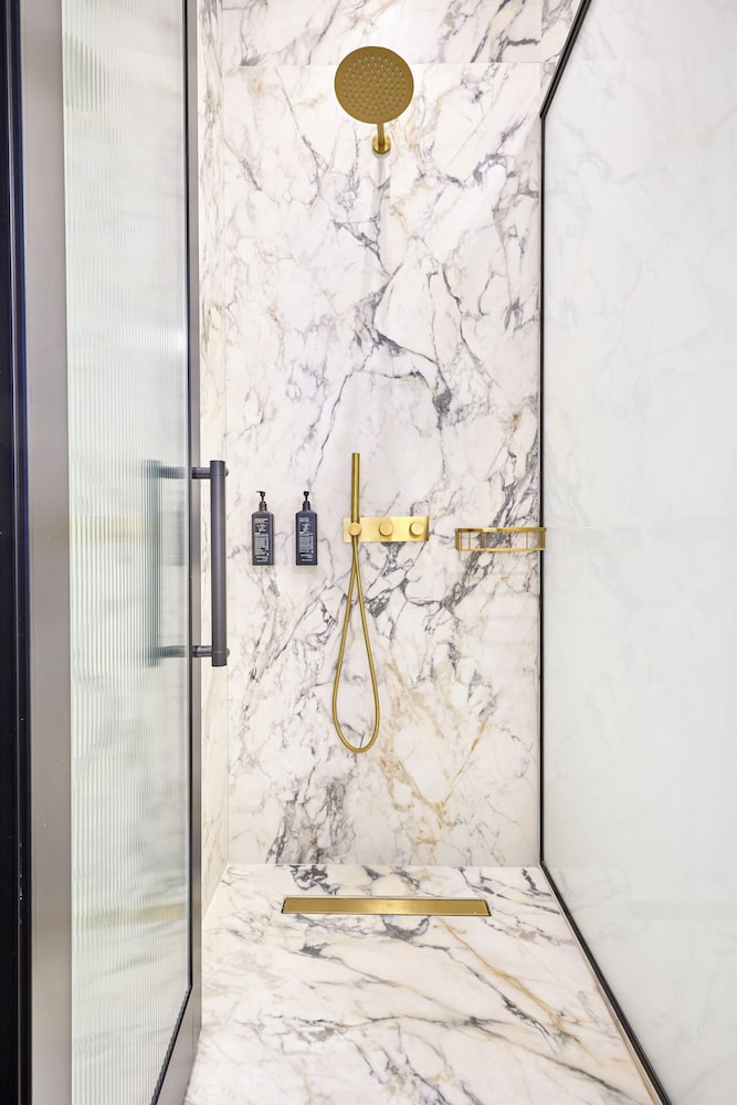 Ermou 99 Intelligent Private Suites